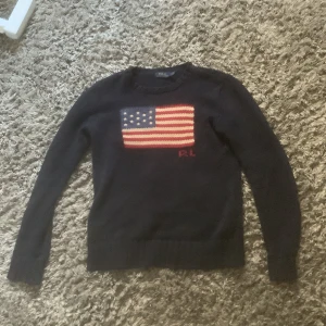 Mörkblå stickad tröja från Polo Ralph Lauren - Säljer en Asfet tröja från polo Ralph lauren. Tröjan är stickad och nypriset är ungefär 3000 mitt pris 800. Varan är använd några gånger men utan biverkningar. Skriv om du har frågor