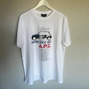 Apc t shirt (helt ny) - Helt ny apc t shirt i storlek L, modellen är 184 cm lång och väger ca 78 kilo (lite för stor)