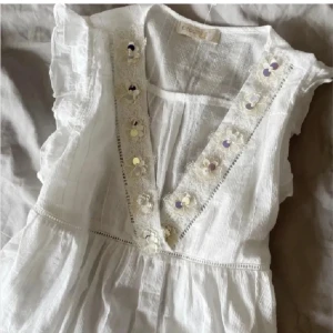 Blus  - Jättefin blus med detaljer! Bra skick, lite skrynklig men har inte testat att stryka själv. Perfekt till sommaren! 