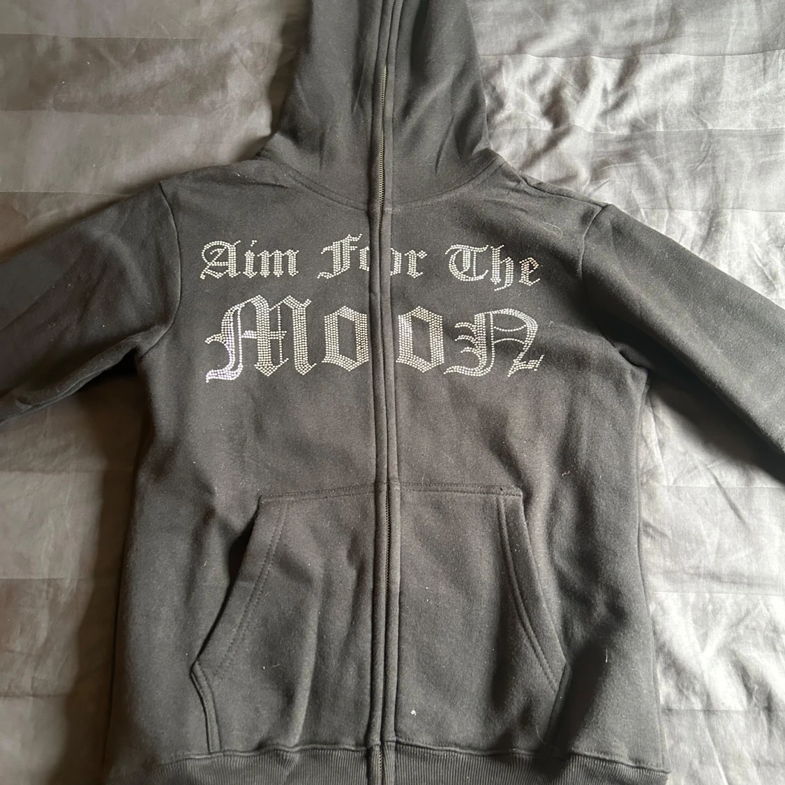 Svart hoodie från Aim For The Moon