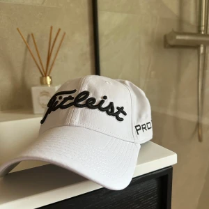 Titleist Keps - Tjenare, säljer en vit o snygg titleist keps. Skick 10/10 helt ny köpte fel färg. Vid frågor eller sådant är det bara att skriva! 🙌