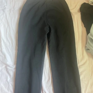 Svarta mjukisbyxor - Svarta mjukisbyxor med enkel design och resår i midjan. Har knappt använts och köptes utomlands i England för 200kr.💗