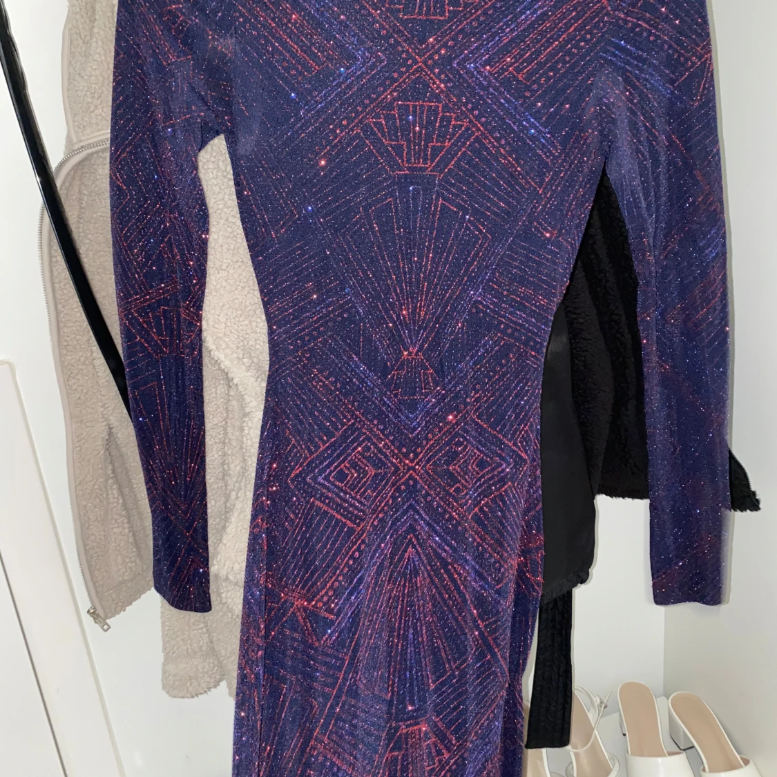 Mörkblå glittrig långklänning med öppen rygg