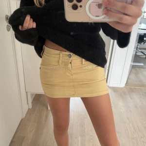 LjusGul lågmidjad jeanskjol med nitar/strass - Supersnygg ljusgul/beige lågmidjad minikjol i jeansmaterial från Rinaschimento. Har strass på både fram- och bakfickor💛💛💛