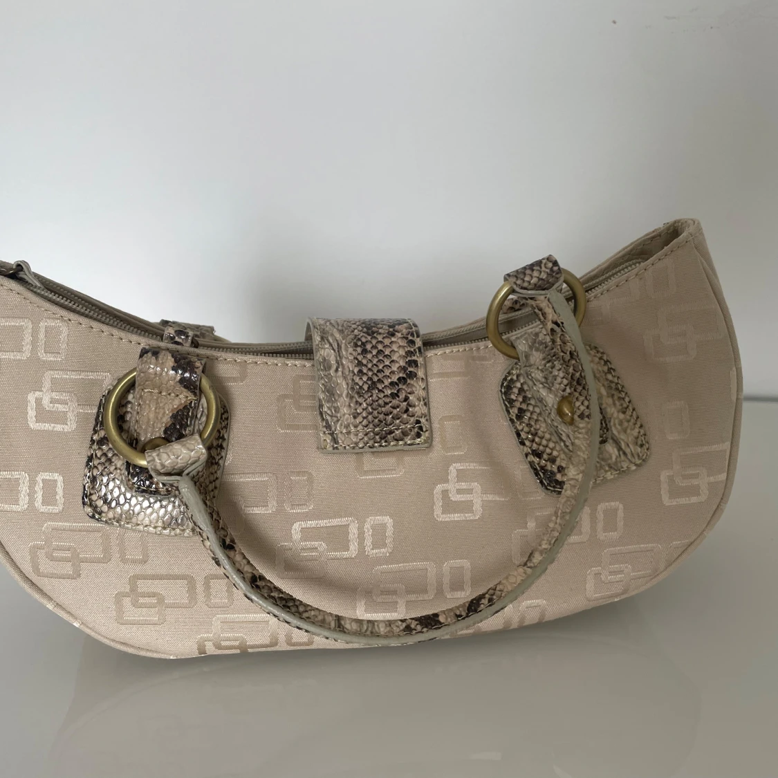 Beige axelväska från Nardini med ormmönstradedetaljer  - 3