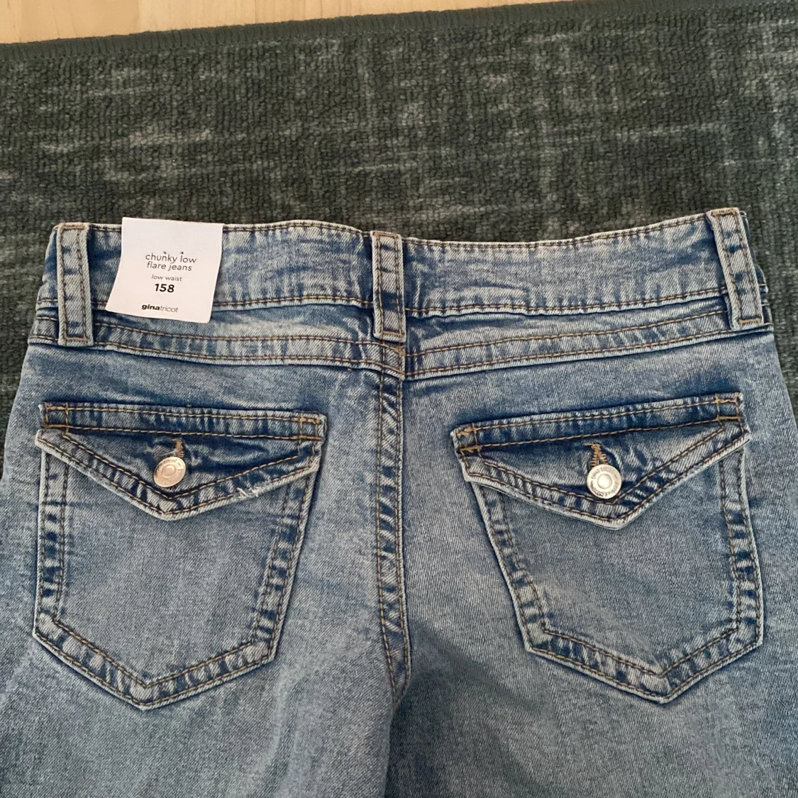 Blå bootcut lowrise jeans från Gina Tricot - 1