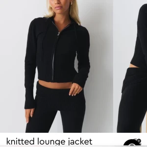 Stickad kofta  - Säljer denna slutsålda stickade kofta från Gina! Använd fåtal gånger så i väldigt bra skick!