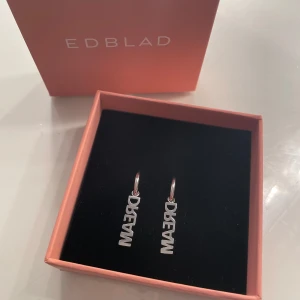 Silverörhängen från Edblad - Dem är aldrig andvända. Snygga silverörhängen från Edblad med texten 'DREAM'. Perfekta för att ge en stilren touch till din outfit. 