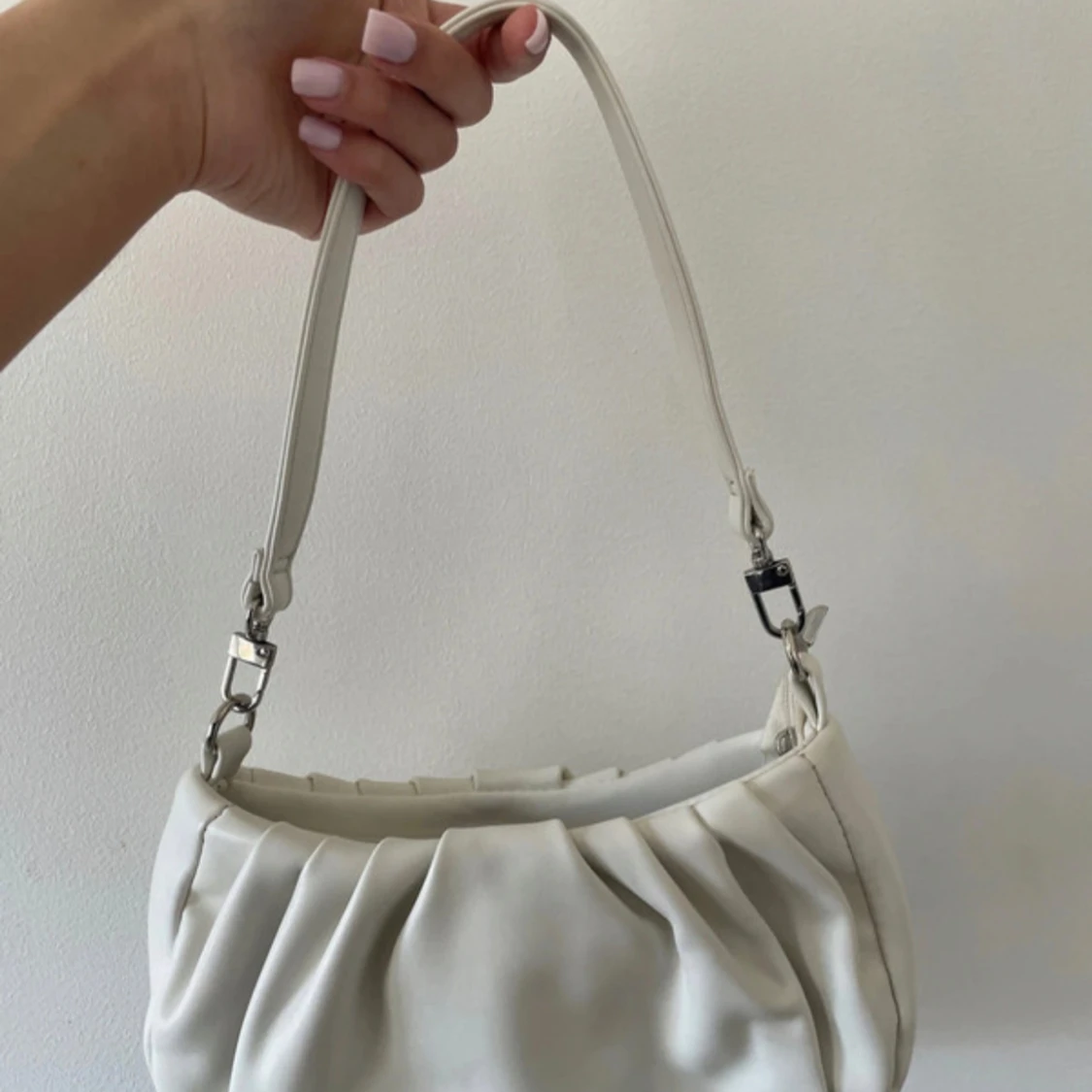 Vit axelväska med dragkedja