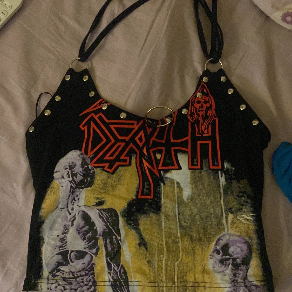 Svart linne med tryck och nitar - 1