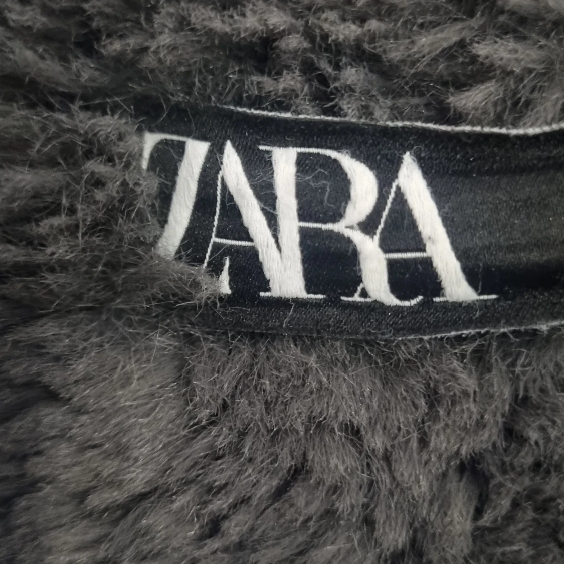 Svart jacka med fuskpäls från Zara - 1