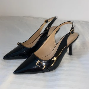 Svarta pumps med spetsig tå - Svarta pumps med spetsig tå och justerbara remmar 🖤Supersnygga och väldigt bekväma att gå i! Klackhöjden är 8 cm. Snygga både till fest och vardags 🦋☀️