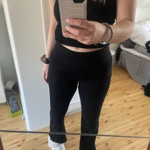 Utsvängda byxor - Utsvängda mjukisbyxor ifrån bershka. Som har knappt blivit använda💗