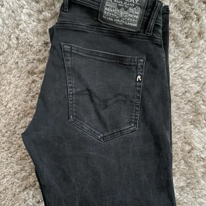 Svarta jeans från Replay - Snygga svarta jeans från Replay i modellen Grover. Pris kan diskuteras!!