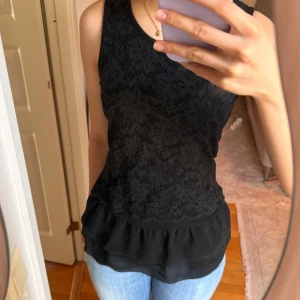 Spetstopp / spets linne / peplum topp - Snygg svart ärmlös topp med spetsdetaljer och volangkant. Jättefin spetstopp från Intimissimi💞Perfekt för en stilren look. Passar bra till jeans eller kjol. Står ingen storlek men passar xs/s