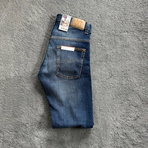 Helt nya Nudie jeans  - Nudie jeans | Skick 10/10 | Size - 30/28 | Fraktar via postNord eller instabox på köparens bekostnad | Hör av dig vid minsta frågor eller funderingar // LuxeCloset