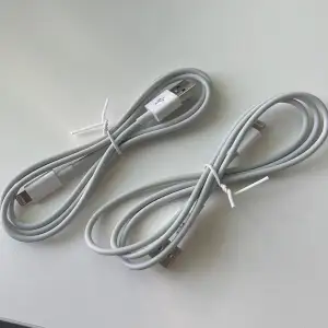 iPhone-laddare, 1 meter 	•	Ny & oanvänd 	•	CE-märkt & MFi-certifierad – säker laddning 	•	Passar iPhones med Lightning-kontakt 	•	Laddning & dataöverföring 	•	Kompatibel med adaptrar, powerbanks & datorer 	•	Hållbar & slitstark kabel  📦 Skickas väl skyddad