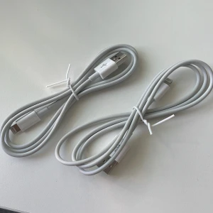 Ny & Oanvänd 1m iPhone-USB  - iPhone-laddare, 1 meter 	•	Ny & oanvänd 	•	CE-märkt & MFi-certifierad – säker laddning 	•	Passar iPhones med Lightning-kontakt 	•	Laddning & dataöverföring 	•	Kompatibel med adaptrar, powerbanks & datorer 	•	Hållbar & slitstark kabel  📦 Skickas väl skyddad