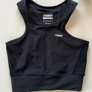 Svart BH från Stronger - Snygg sport-BH från Stronger. Säljer pga tyvärr för liten för mig. Pris kan diskuteras🤍