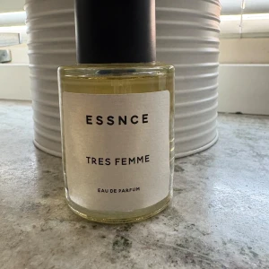 Essnce Tres Femme Eau de Parfum - Parfymen Tres Femme från Essnce. 50ml. Tagit några sprut bara så är i princip full.