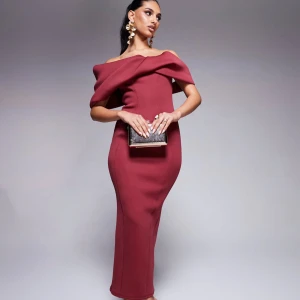 Vinröd offshoulder klänning - Elegant vinröd klänning med offshoulder-design och slits bak. Jag säljer den för jag köpte en annan klänning så den är helt oanvänd med lappen kvar, har även bilder på den om man vill se  den privat Ny pris är 800