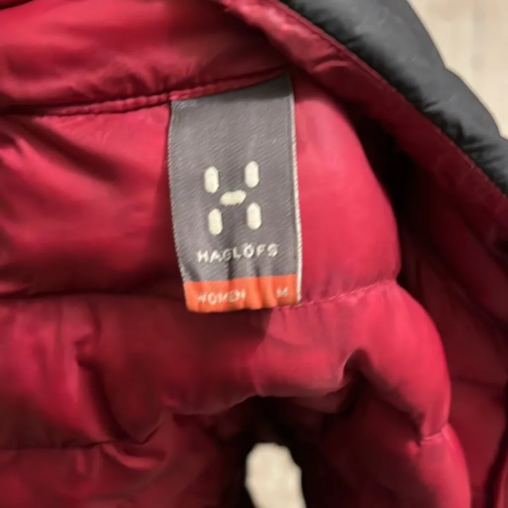 Tunn dunjacka som passar bra till våren. Mörkare grå på ärmarna än resten av jackan. Två fickor med dragkedja och lite figursydd passform.. Takit.
