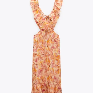 Blommig klänning med volangdetaljer - Säljer denna jätte populär klänningen från Zara. Den säljs inte längre och är inte jätte liten i storleken. Använd 1 gång. 