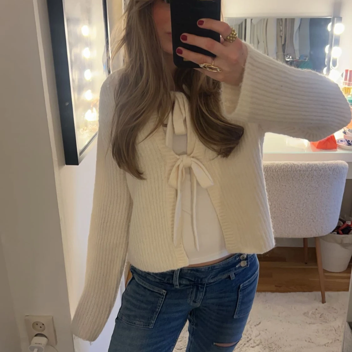 Vit stickad kofta med knyt/rosetter - 2