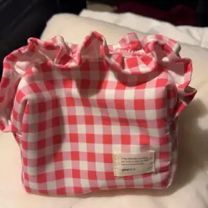 Säljer en söt rutig necessär från Gina Tricot i rött och vitt. Perfekt för att förvara smink. 
