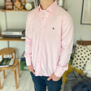 Morris Skjorta  - Säljer nu min Morris👔. Skick 9,5 nästan helt ny! Nypris ligger runt 1300! Storlek M, Perfekt inför sommaren. Pris går att diskutera vid snabb affär!Tveka inte på att höra av dig vid minsta fundering!🤩 🤩