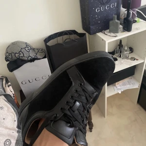 Svarta sneakers från Christian Louboutin - Byten går bra också!!! Säljer ett par stilrena svarta sneakers från Christian Louboutin med den ikoniska röda sulan. Skorna har snörning och är tillverkade i skinn, vilket ger en lyxig känsla. Perfekta för dig som vill ha en klassisk men ändå modern look. ✔️Äkta ✔️Stockholm ✔️Fraktas/Möts