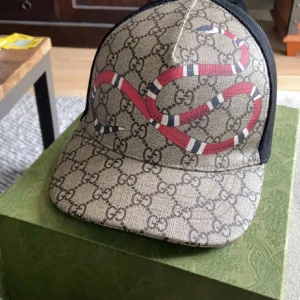 Gucci keps med ormtryck - Snygg keps från Gucci med det ikoniska GG-mönstret och ett iögonfallande ormtryck i rött och blått. Kepsen har en nätpanel baktill för ventilation och justerbar rem för perfekt passform. ✔️Äkta ✔️Frågor Går bra ✔️BilderFinns ✔️Stockholm ✔️Fraktas/Möts