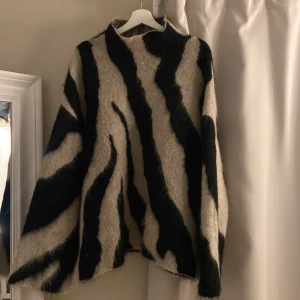 Slutsåld zebra stickad med halvpolo - Skit snygg och trendig halvpolo stickad tröja med zebra mönster, gjort av mohairmix, som sitter oversaized. Helt ny från H&M’s premium sida, nypris 799kr och helt slutsåld på hemsidan🥰