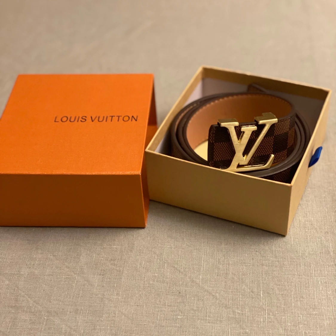 Märkesbälte med metallspänne, helt nytt