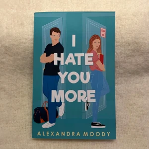 I Hate You More - Boken 'I Hate You More' av Alexandra Moody handlar om Ally Lockwood som måste hantera att hennes ärkefiende flyttar in hos hennes familj under sista året på gymnasiet. En berättelse om kärlek och hat med en humoristisk twist.
