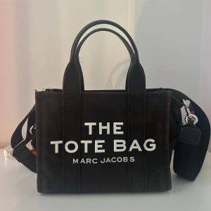 Marc Jacobs väska - The Tote Bag från Marc Jacobs i modellen Small. Väskan köptes på Miinto för 2800kr förra vintern. Har använts sparsamt men bleknat lite på vissa ställen under sommaren, utöver det har väskan inga defekter. Rymmer mycket fast den är i Small. Äkthetsbevis tillkommer.  Pris kan diskuteras vid snabb affär! 