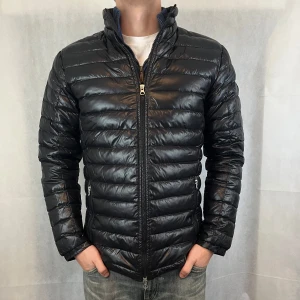 J Lindberg jacka - Soft j lindberg jacka som funkar som vår jacka. Bra skick, modellen är 185.