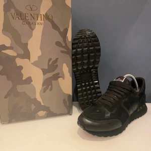 Valentino rockrunners  - Riktigt snygga svarta valentino rockrunners, dem är inprickat nyskick och endast använda fåtal gånger, inga defekter eller liknande, och såklart äkta. Box, extra skosnören och dustbag medföljer, nypris runt 6799, mitt pris endast 1699 kronor, kan gå ner i pris vid smidig affär, storlek 42