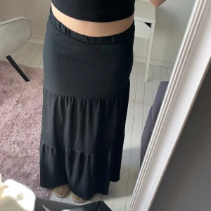 Svart långkjol - Använd några få gånger!