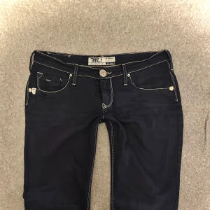 Lowwaist jeans - Snygga lågmidjade jeans med detaljer! 🤩jättebra skick ✨ passar för str S-M lite korta för mig som är 166              Midjemått: 41,5 rakt över Innerbenslängd: 69cm