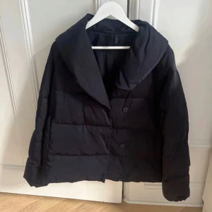 Jacka COS - Perfekt vårjacka från COS, nypris runt 3000 kr säljes för 1200! Fint skick, passar XS och S, även med en tröja under 💖 Kan skicka fler bilder vid intresse! 