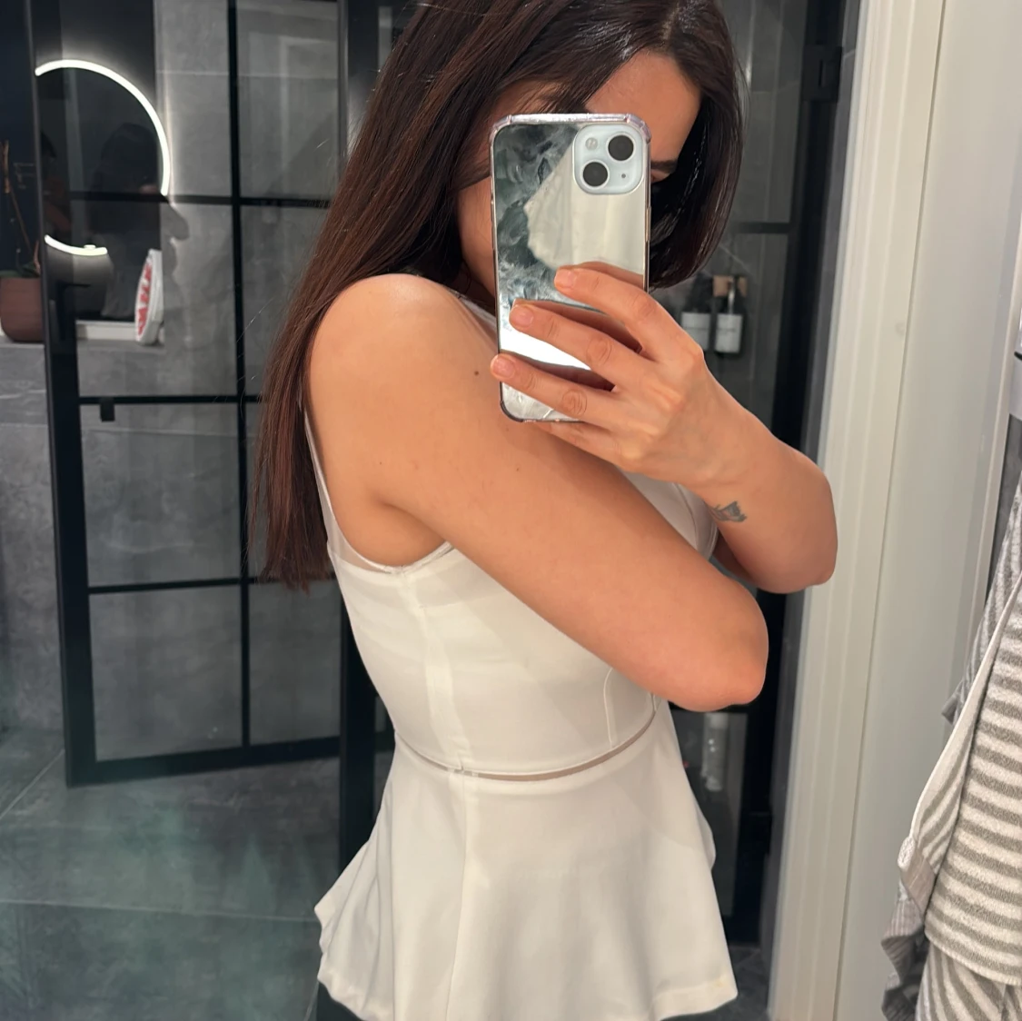 Vit ärmlös topp med meshdetaljer - 2