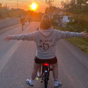 Mira Paris hoodie  - Säljer en mira Paris hoodie då den ina kommer till anvöndnig (den jag säljer är 2 bilden)