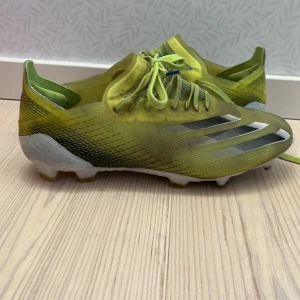 Fotbollsskor  - Säljer ett par fotbollsskor som är i helt okej skick men saknas tyvärr lappen på storleken men är Eu 40 pris kan diskuteras 