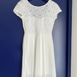 Vit klänning från Ginatricot i storlek xs  - Så himla fin men tyvärr för liten för mig! Endast använd ett fåtal gånger och i jättebra skick! Lite skrynklad på en liten del av kjolen (se bild 5)!🥰🥰🙌