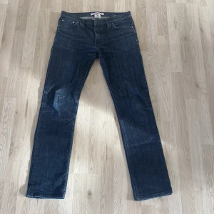 Raw denim jeans J.Lindeberg - Snygga raw denim jeans från J.Lindeberg i modellen Jay. Jeansen är använd men fortfarande i bra skick Perfekta för en stilren look.