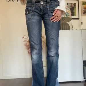 Lågmidjade jeans - Snygga lågmidjade vintage jeans omsydda från raka till bootcut, tjejen på bilden bär vanligtvis str S och är 173cm🌸🌸🌸
