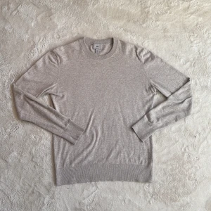 80% merinoull 20% Kashmir tröja (beige) - Riktigt fet merinoull/Kashmir tröja i toppen skick knappt använd 9,5/10. Köpt för 1399kr på H&M o finns inte kvar o köpa, mitt pris är 399kr. Hör av dig vid funderingar och pris kan diskuteras vid snabb affär mvh Malte.202