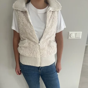 Pälsväst - Jättecool väst som går att styela på såå många sätt S-M