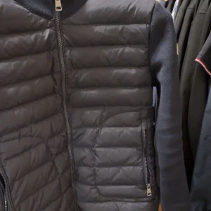 Moncler cardigan - Moncler cardigan köpt för 5 månader sen ca helt ny inga skad märken storlek s perfekt nu inför sommaren 